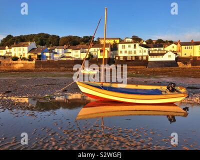 Bateau à voile amarré sur la plage de sable de l'estuaire de la rivière Torridge, Appledore, août. Banque D'Images
