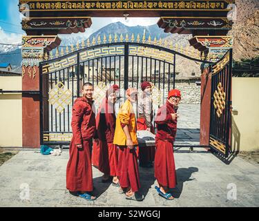 Les jeunes moines bouddhistes sur le chemin du travail au Népal monastère Banque D'Images
