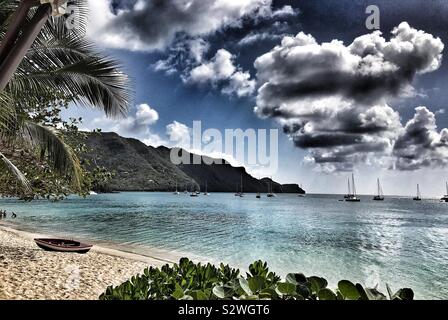 Vue de la princesse Margaret Beach et la mer des Caraïbes à partir de prises jacks Bar de plage - Bequia, St.Vincent et les Grenadines Banque D'Images