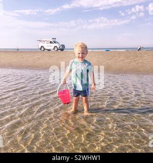 Trois ans à West Wittering beach, West Sussex, Angleterre, Royaume-Uni. Banque D'Images