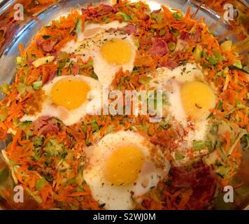 Les œufs avec bacon de dinde et de légumes dans une poêle Banque D'Images