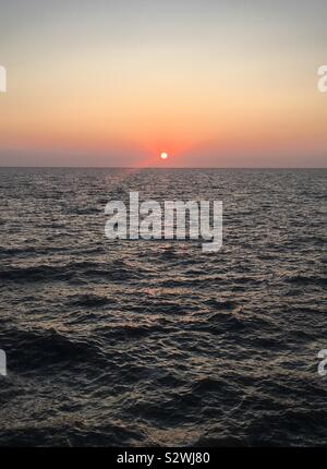 Coucher de soleil sur la mer à Blackpool. Banque D'Images