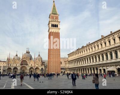 À la recherche de l'autre côté de la Piazza San Marco vers la tour Campanile di San Marco et St, Basilique Saint-Marc, Venise, Italie, Europe Banque D'Images