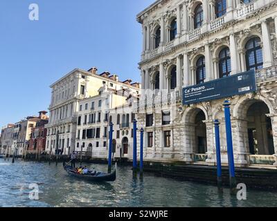 Une télécabine en passant en face de la Ca' Pesaro Galerie Internationale d'Art Moderne, sur le Grand Canal de Venise, Italie, Europe Banque D'Images