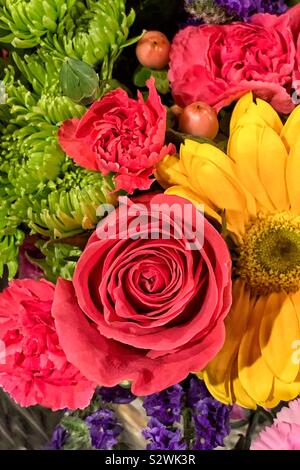 Bouquet de fleurs magnifiques y compris des roses rouges, des chrysanthèmes marguerites jaunes, verts. Banque D'Images