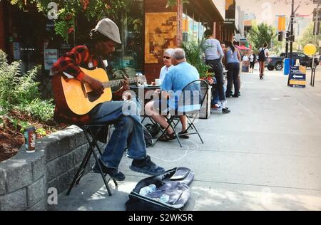 La photographie de rue, à Kensington, Calgary, Alberta, Canada, musicien de rue Photographie de rue, à Kensington, Calgary, Alberta, Canada, musicien de rue, musicien ambulant, musicien ambulant Banque D'Images