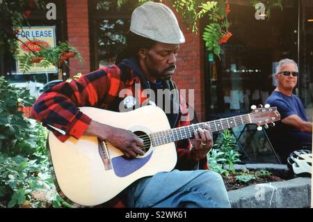 La photographie de rue, à Kensington, Calgary, Alberta, Canada, musicien ambulant, musicien de rue, guitariste Banque D'Images