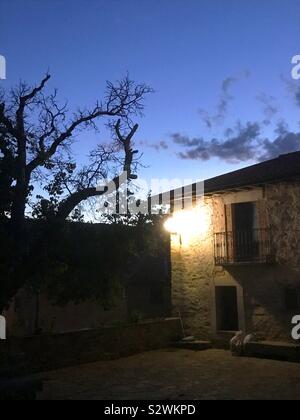 Chambre à la nuit tombante. Horcajo de la Sierra, province de Madrid, Espagne. Banque D'Images