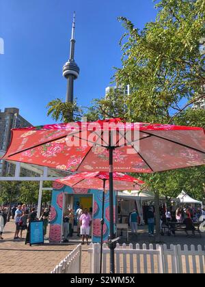 Une vue sur l'emblématique Tour du CN du Harbourfront Centre, à Toronto. Banque D'Images