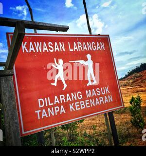 Aucun signe d'intrusion généralement dans de la Malaisie (Traduction : 'zone restreinte - Pas d'entrée sans autorisation"). Le graphique indique de graves conséquences ... Banque D'Images