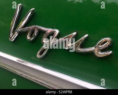 Logo Vogue close up of a green Singer Vogue voiture classique britannique Banque D'Images