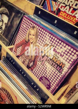 Le meilleur de Hannah Montana disque vinyle est dans un affichage pour vendre à Midtown Manhattan, New York, USA Banque D'Images