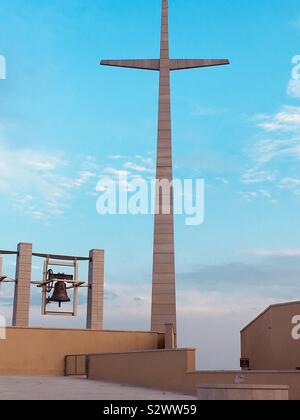 Croix de l'église de Padre Pio Banque D'Images