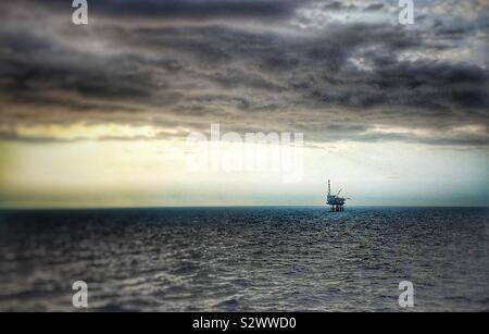 Plate-forme pétrolière de la mer du Nord sur l'horizon lointain Banque D'Images