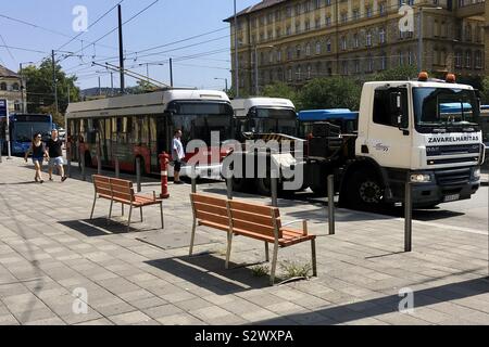 Dépanneuse étant attachée à peine de trolleybus, près de la gare Keleti (pályudvar) Budapest, Hongrie Banque D'Images