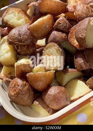 Pommes de terre dans le bac Banque D'Images