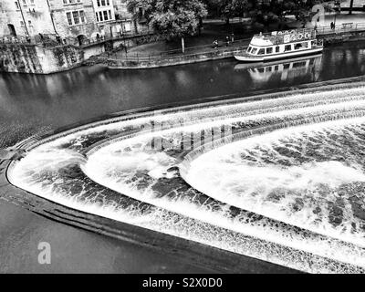 Le barrage sur la rivière Avon à Bath, Somerset, Angleterre. Banque D'Images