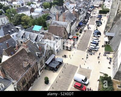 Regardant vers le bas dans une rue d'Amboise en France Banque D'Images