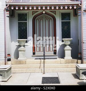 Porte avant, hôtel particulier de Kingscote, Newport, Rhode Island, United States Banque D'Images