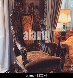 Une chaire ornée à l'intérieur hôtel particulier de Kingscote, Newport, Rhode Island, United States Banque D'Images