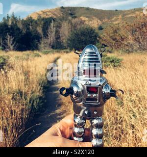 Robot Vintage toy et golden hills of Northern California Banque D'Images