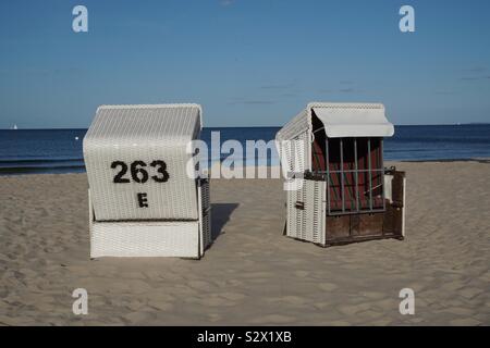 Chaise de plage en osier couvert sur la plage d'Heringsdorf, Usedom Mecklenburg-Vorpommern, Allemagne, Europe Banque D'Images