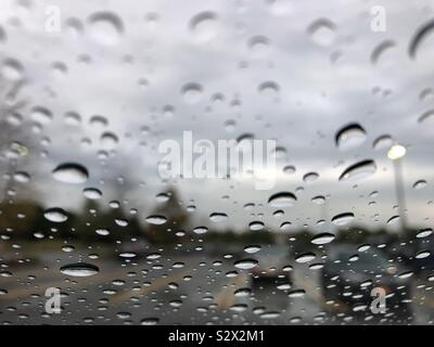 Shopping sous la pluie Banque D'Images