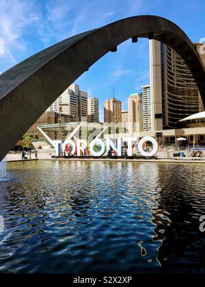 La colorée Toronto 3D, vue de l'inscription sous une arche au Nathan Phillips Square, Toronto, Ontario, Canada. Septembre 2016. Banque D'Images