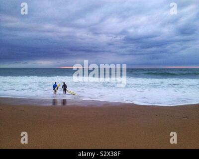 Session de surf à Biarritz, l'océan Atlantique, France Banque D'Images