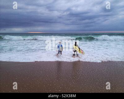 Session de surf à Biarritz, l'océan Atlantique, France Banque D'Images