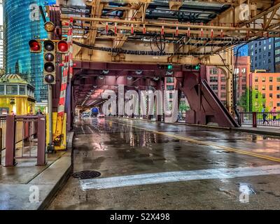 Vue sur le pont de la rue du lac à une forte teneur en "el" des pistes, à Chicago boucle après la pluie avec une chaussée mouillée sur l'après-midi d'été. Banque D'Images