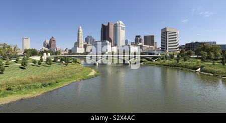 Le centre-ville de Columbus, Ohio cityscape est illustré dans une vue panoramique, avec le Pont de la rivière Scioto et découverte au premier plan. Banque D'Images