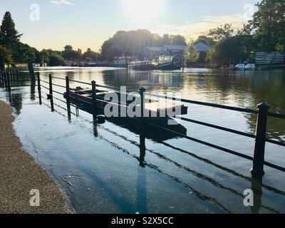 Bateau à marée haute rivière Twickenham Middlesex UK Banque D'Images