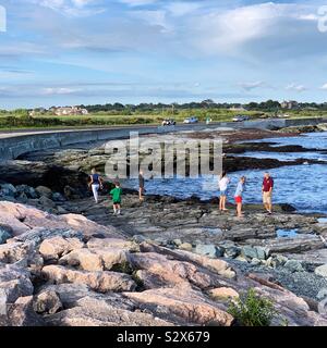 Les personnes bénéficiant de l'paysage près de Ocean Avenue, Newport, Rhode Island, United States Banque D'Images