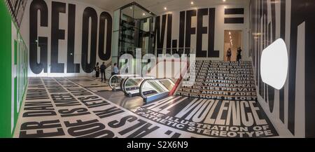 Panorama de l'installation de Barbara KRUGER au Stedelijk Museum, Amsterdam Banque D'Images