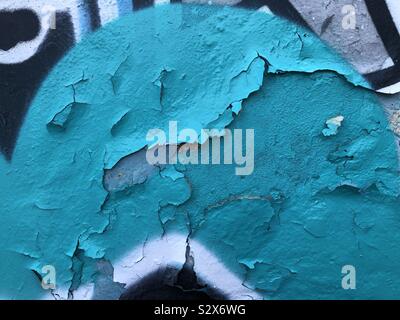 Couches de peinture ancienne décollait un graffiti sur un mur de béton formant un abrégé Banque D'Images