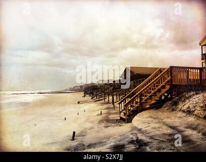 Maisons de Plage près de la plage de Myrtle Beach en Caroline du Sud en un jour brumeux dans le mois de mai. Banque D'Images