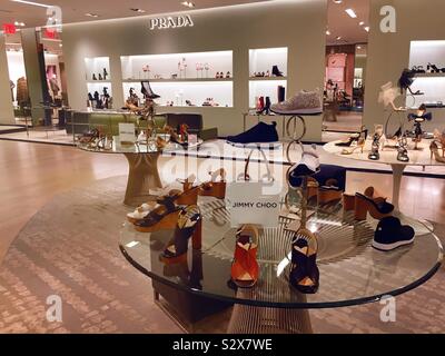 La chaussure de femme au ministère Saks Fifth Avenue dispose de nombreuses marques et types de chaussures dames, NYC, USA Banque D'Images