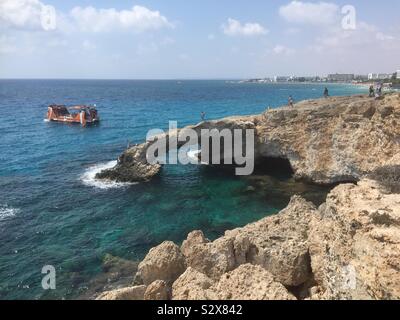 Le très célèbre pont des amoureux à Ayia Napa, le plus fameux sites touristiques de Chypre. Pont des amoureux fait partie de Cape Grego salon à Famagusta district Banque D'Images