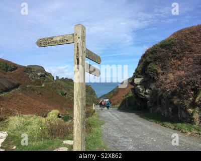 South West Coast Path à Tintagel, à Cornwall avec personnes à pied Banque D'Images