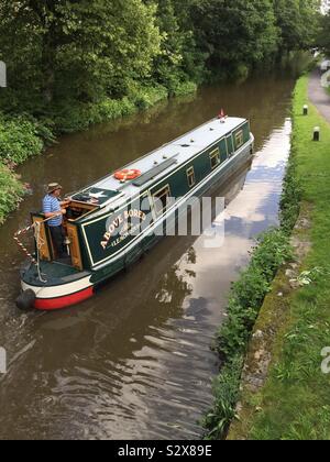 Bateau étroit sur Rochdale Canal Banque D'Images