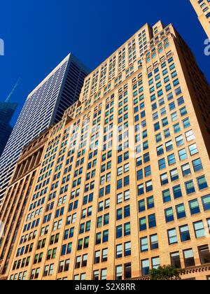 L'immeuble de bureaux du saumon est adjacent au 500 Fifth Avenue immeuble de bureaux à l'angle de la 42e Rue et 5e Avenue à Manhattan, New York, USA Banque D'Images