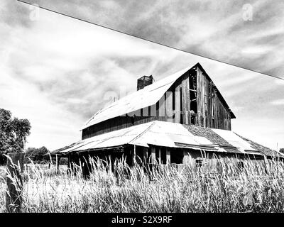 Photo en noir et blanc de la vieille grange dans les champs, de l'état de Washington Banque D'Images