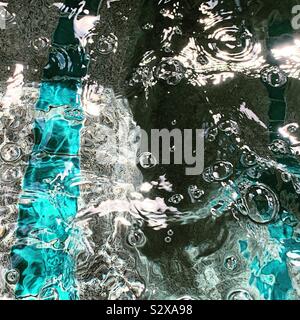 Surface d'une piscine intérieure Banque D'Images