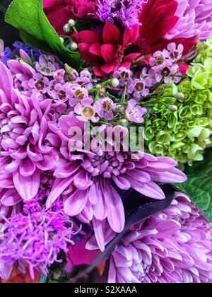 Été magnifique bouquet de chrysanthèmes violet frais, vert, hortensias et roses marguerites. Banque D'Images