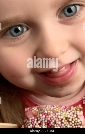 Portrait de face shot petite fille aux grands yeux bleus avec un ice lolly Banque D'Images