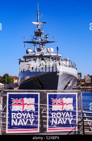 Le HMS Medway Medway dans pour cérémonie de mise en service Banque D'Images