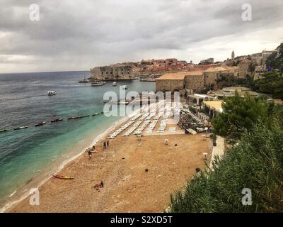 La plage de Banje et vue sur la vieille ville et les remparts de la ville de Dubrovnik, Croatie Banque D'Images