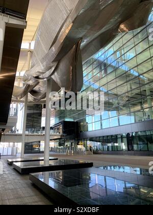 Sous Slipstream par Richard Wilson à l'aéroport de Londres Heathrow Terminal 2. 21 Septembre 2019 : Banque D'Images