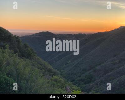 Coucher du soleil vu de la State Route 154, également connu sous le nom de San Marcos Pass Road, Santa Ynez Valley, California, United States Banque D'Images